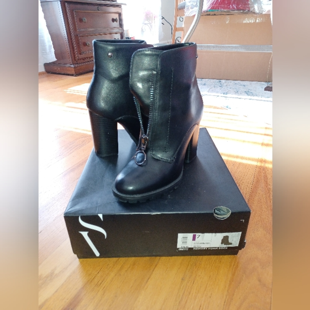 Simple Vera booties, sz 7, black leather